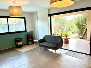 Living area - 5 minutes from the beach, beautiful studio in a quiet, secure residence (Grosseto-Prugna)