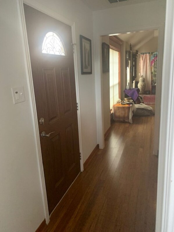 Strykjärn/strykbräda, internet och sängkläder