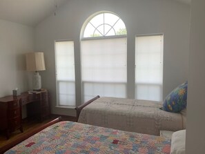 Strykjärn/strykbräda, internet och sängkläder