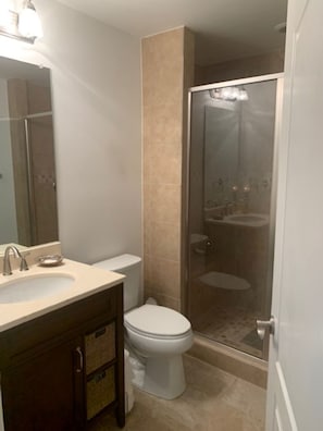 Hårtork, handdukar, tvål och toalettpapper