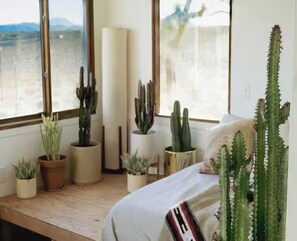 2 bedrooms, iron/ironing board, WiFi, bed sheets - Art House Joshua Tree -  Spa, Cowboy Pool & Views (Joshua Tree)