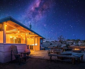 Terrace/patio - Art House Joshua Tree -  Spa, Cowboy Pool & Views (Joshua Tree)