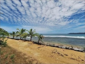 Beach - House in front of the sea (Bocas del Toro)
