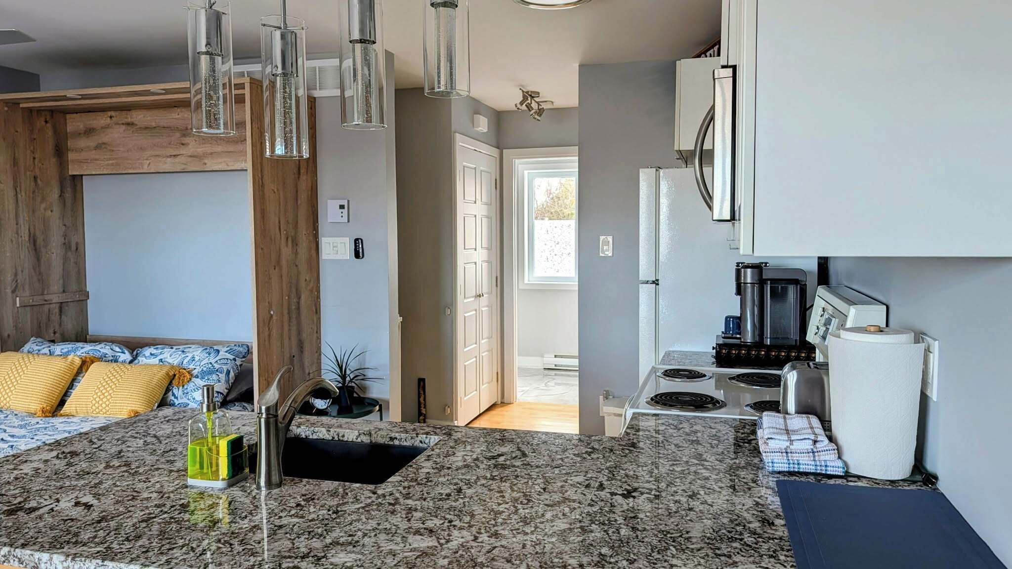 Frigorifero, microonde, forno, piano cottura