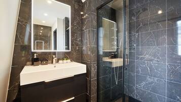 Deluxe Apartment, 1 Queen Bed | Bathroom