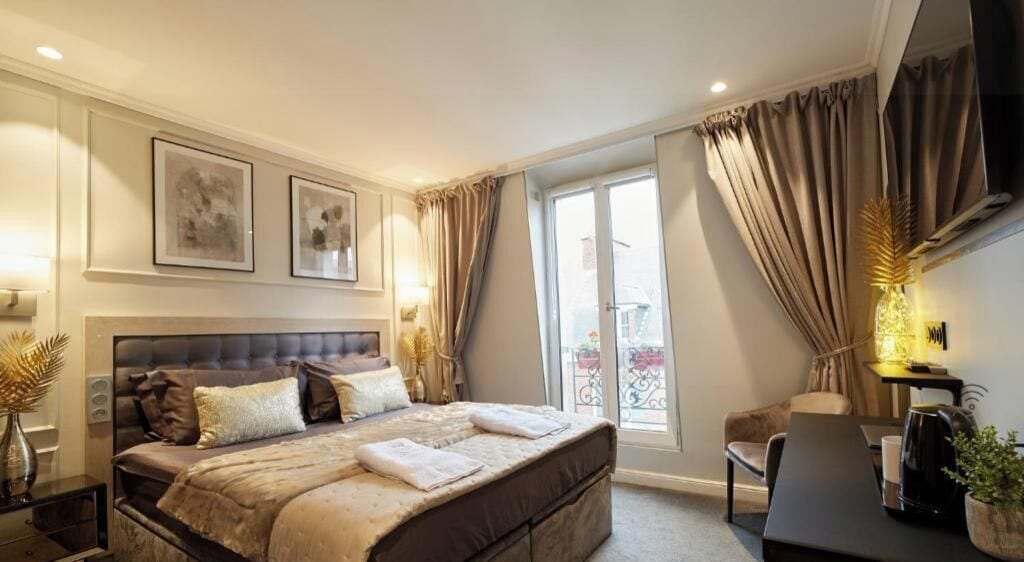 Deluxe Apartment, 1 Queen Bed | In-room safe, free WiFi