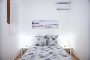 Tabla de planchar con plancha, wifi, ropa de cama