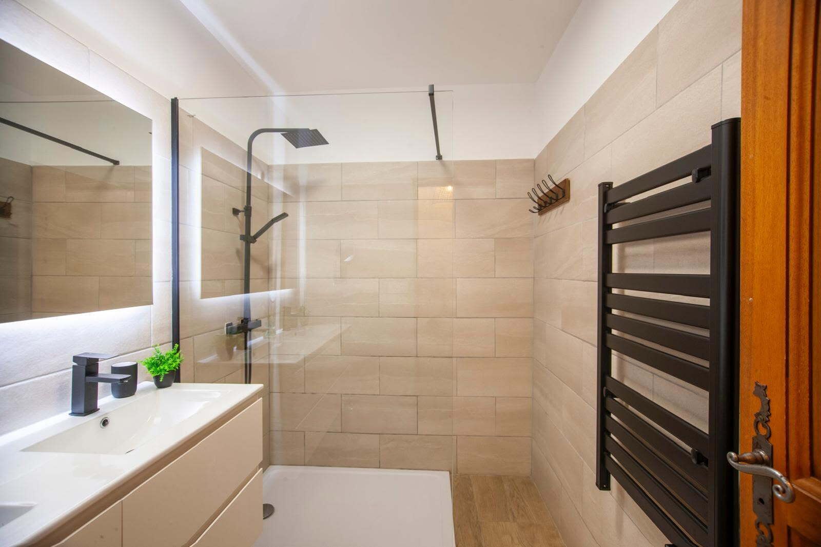 Douche, sèche-cheveux, serviettes fournies, savon