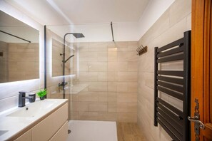 Ducha, secador de pelo, toallas y jabón