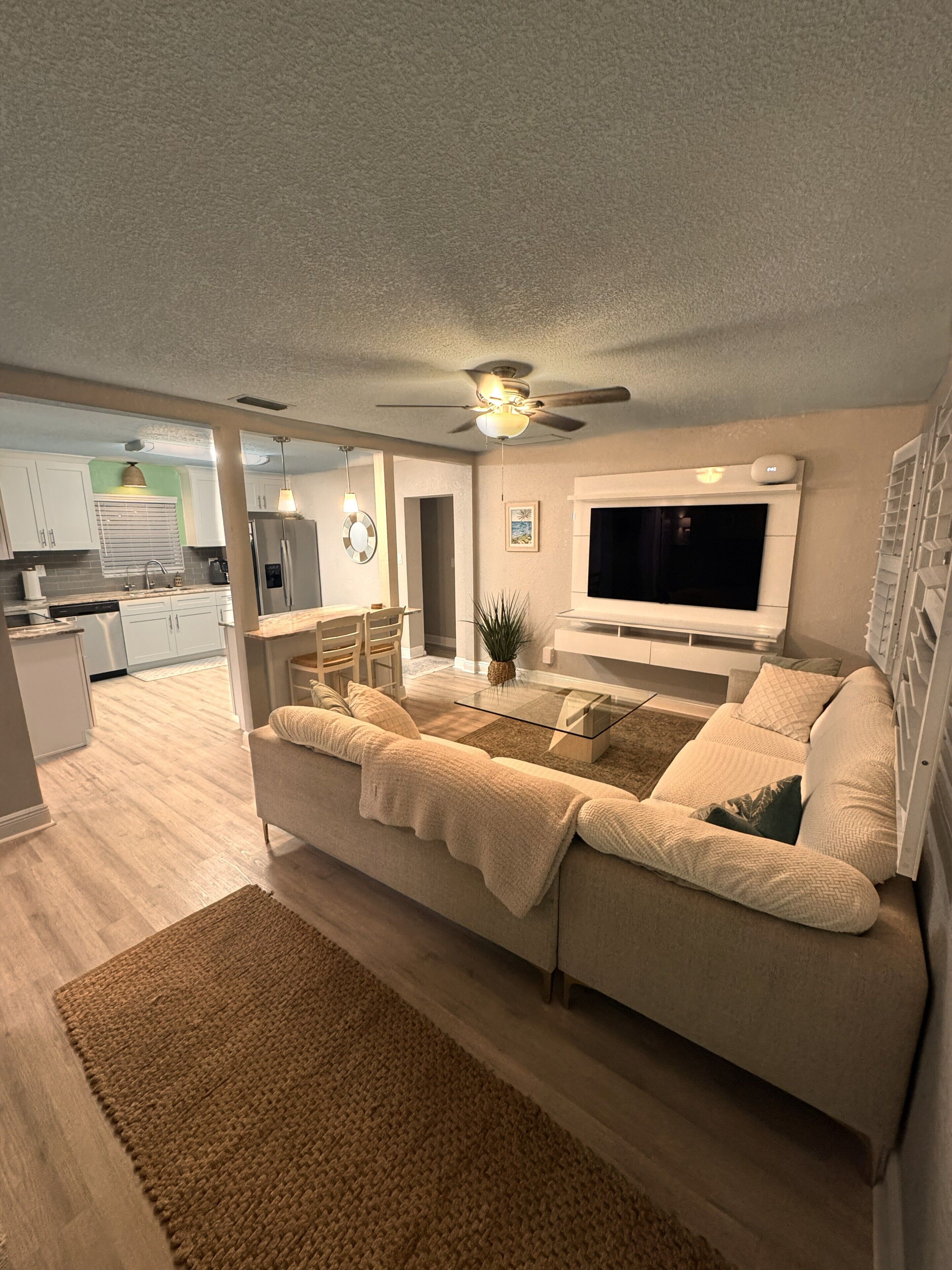 Televisión y chimenea 