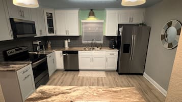 Kjøleskap, mikrobølgeovn, ovn og kokeplater