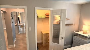 3 soverom, skrivebord, strykejern/-brett og reiseseng for barn