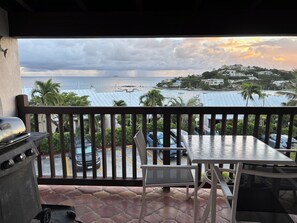 Outdoor dining - Gorgeous 4-bdr Cowpet Bay Waterfront condo, steps from Beach (St Thomas)