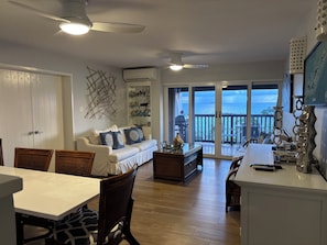 Smart TV, books - Gorgeous 4-bdr Cowpet Bay Waterfront condo, steps from Beach (St Thomas)