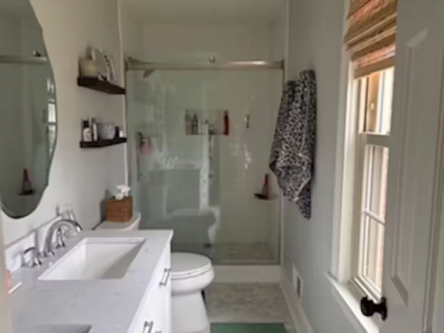 Douche, séchoir à cheveux, serviettes fournies, savon