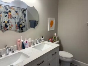 Shower, hair dryer, towels, soap - Quail Hollow PGA Truist: Family home near club (Charlotte)