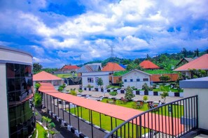 Phòng đôi, ban công, quang cảnh vườn | Hiên