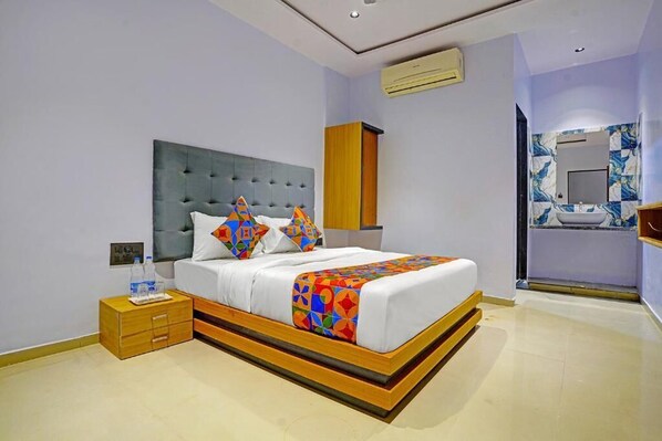 Luxury Double Room, Balcony | In-room safe, laptop workspace, soundproofing, free WiFi