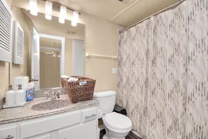 Regadera, toallas, papel de baño 