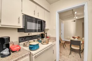 Private kitchen - Grace's Galleria Suite Lounge (Houston)