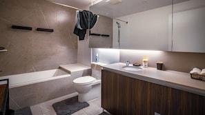 Hårtork, handdukar, tvål och schampo