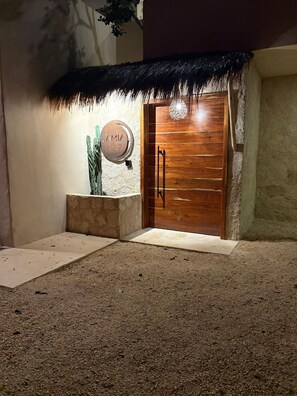 المنشأة من الداخل