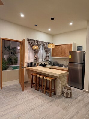 ميكروويف، ماكينة لصنع القهوة/الشاي، خلاط، مستلزمات طهي/أطباق/أوعية