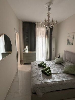 5 bedrooms, iron/ironing board, WiFi, bed sheets