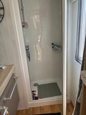 Douche, serviettes fournies, savon, papier toilette