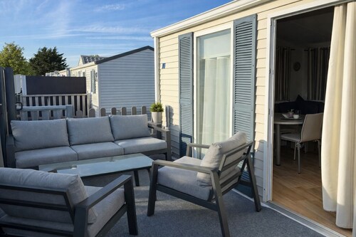 Comfortabel chalet met 2 slaapkamers – 500 m van strand – terras & parking