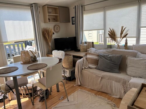 Comfortabel chalet met 2 slaapkamers – 500 m van strand – terras & parking