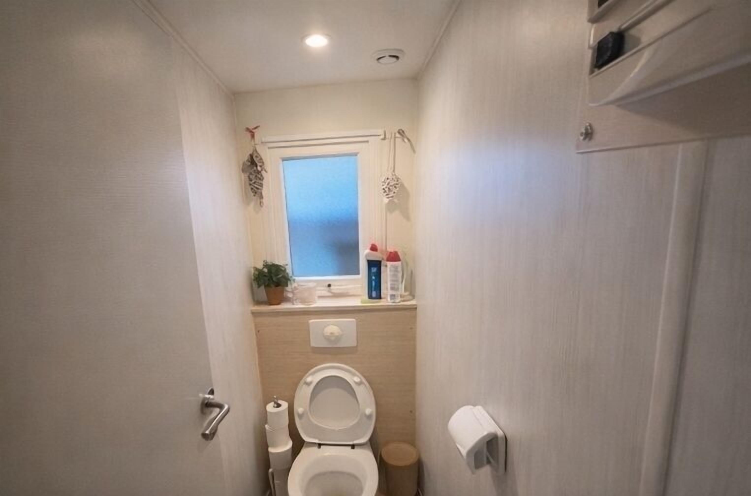 Een douche, handdoeken, zeep, toiletpapier