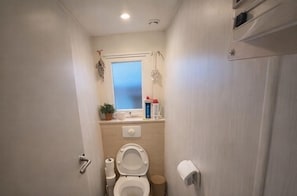 Douche, serviettes fournies, savon, papier toilette