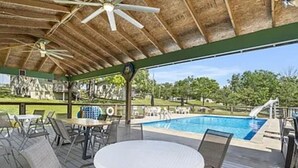 Outdoor pool - Deluxe Studio (Branson West)