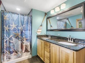 Shower, toilet paper - Deluxe Studio (Branson West)