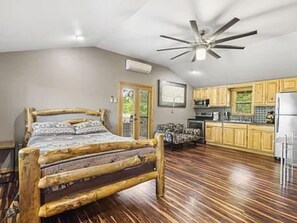 1 bedroom, iron/ironing board, WiFi, bed sheets - Deluxe Studio (Branson West)