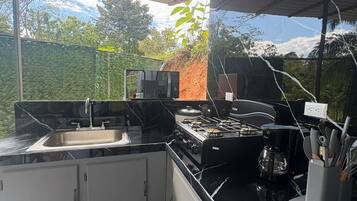 Een microgolfoven, een koffiezetapparaat/waterkoker, een koffiemolen