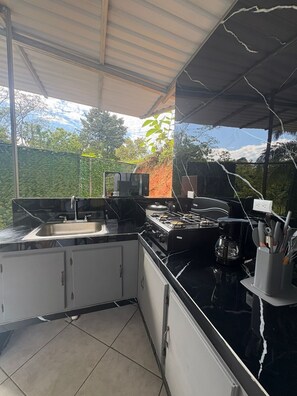 Microondas, cafetera/tetera, molino de café, utensilios de cocina