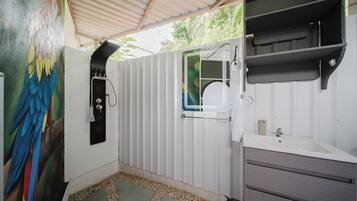 Ducha, bañera de hidromasaje, toallas, jabón