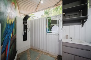 Ducha, bañera de hidromasaje, toallas, jabón