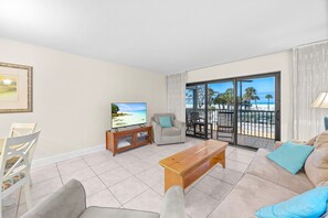 TV, books - This Gulf-front one-bedroom, one-bath villa is all about location, views & value (Captiva)