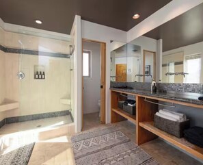 Shower, jetted bath, hair dryer, towels - The Desert Lily - Rustic Desert Compound Near Park (Joshua Tree)