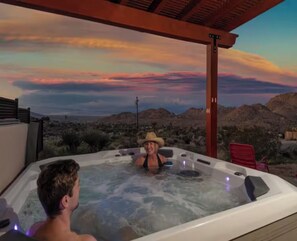 Outdoor spa tub - The Desert Lily - Rustic Desert Compound Near Park (Joshua Tree)