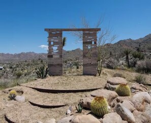 Property grounds - The Desert Lily - Rustic Desert Compound Near Park (Joshua Tree)