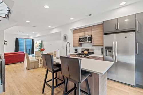 Fancy 4BR W/ Hot Tub