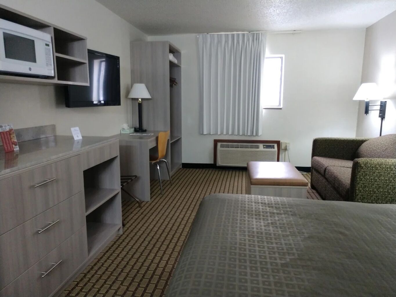 Escritorio y espacio para trabajar con laptop 