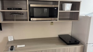 Peti sejuk/penyejuk beku saiz penuh, ketuhar gelombang mikro, dapur