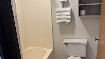 Kombinert dusj/badekar, hårføner, håndklær og såpe