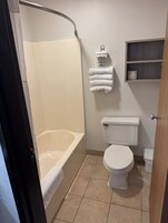 Bañera con ducha, secador de pelo, toallas, jabón