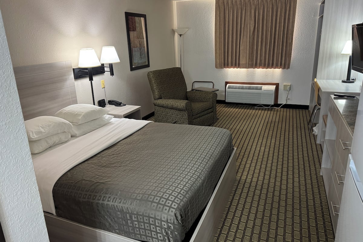 Desk, laptop workspace, iron/ironing board, free WiFi